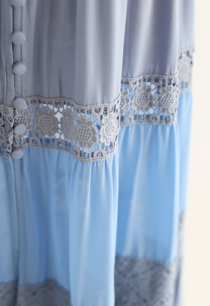 Vestido largo sin mangas con botones y paneles con adornos de croché en azul polvoriento