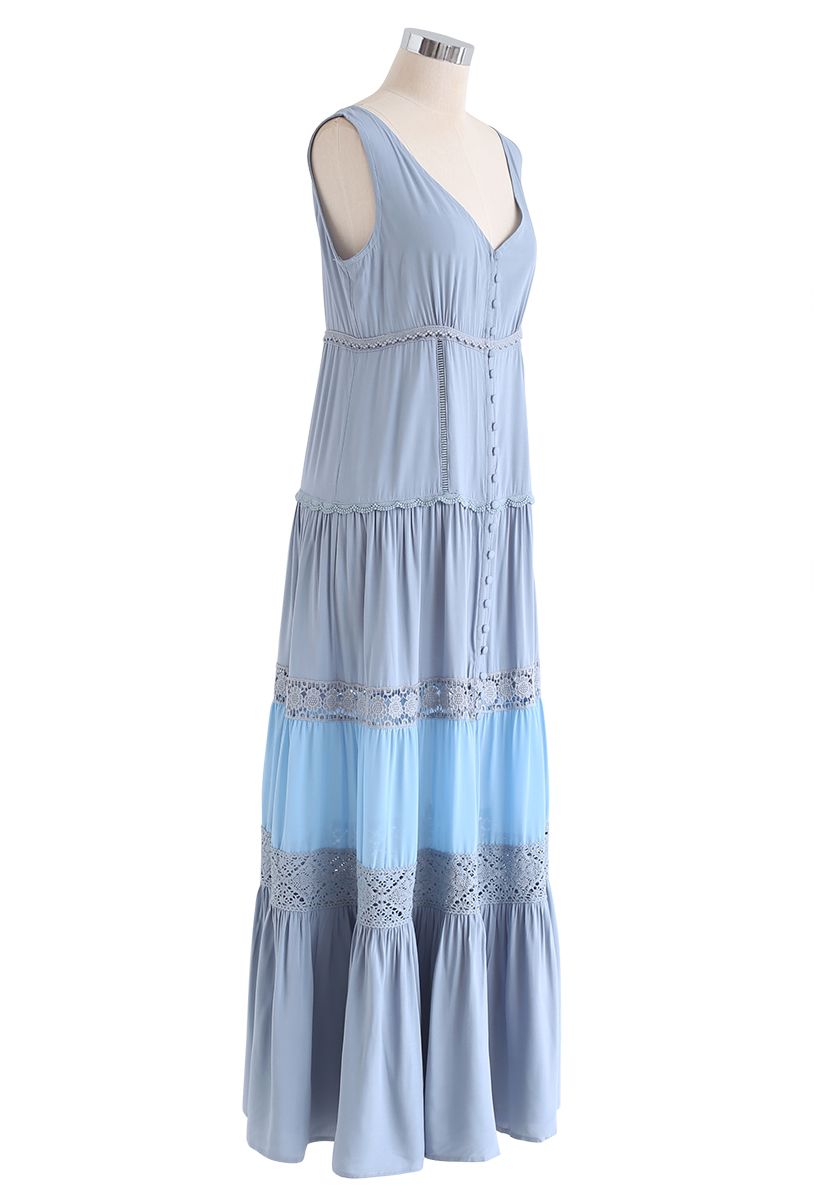 Vestido largo sin mangas con botones y paneles con adornos de croché en azul polvoriento