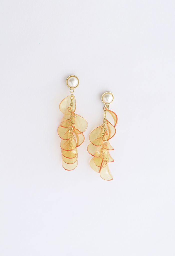 Aretes colgantes de perlas con pétalos de plástico en naranja