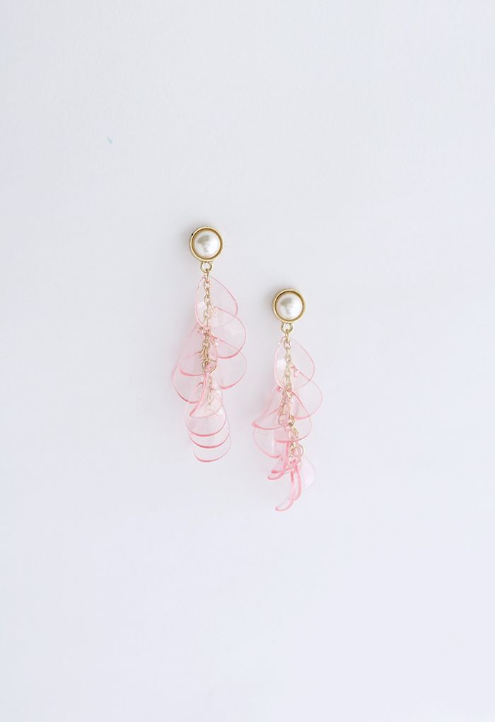 Aretes colgantes de perlas con pétalos de plástico en rosa