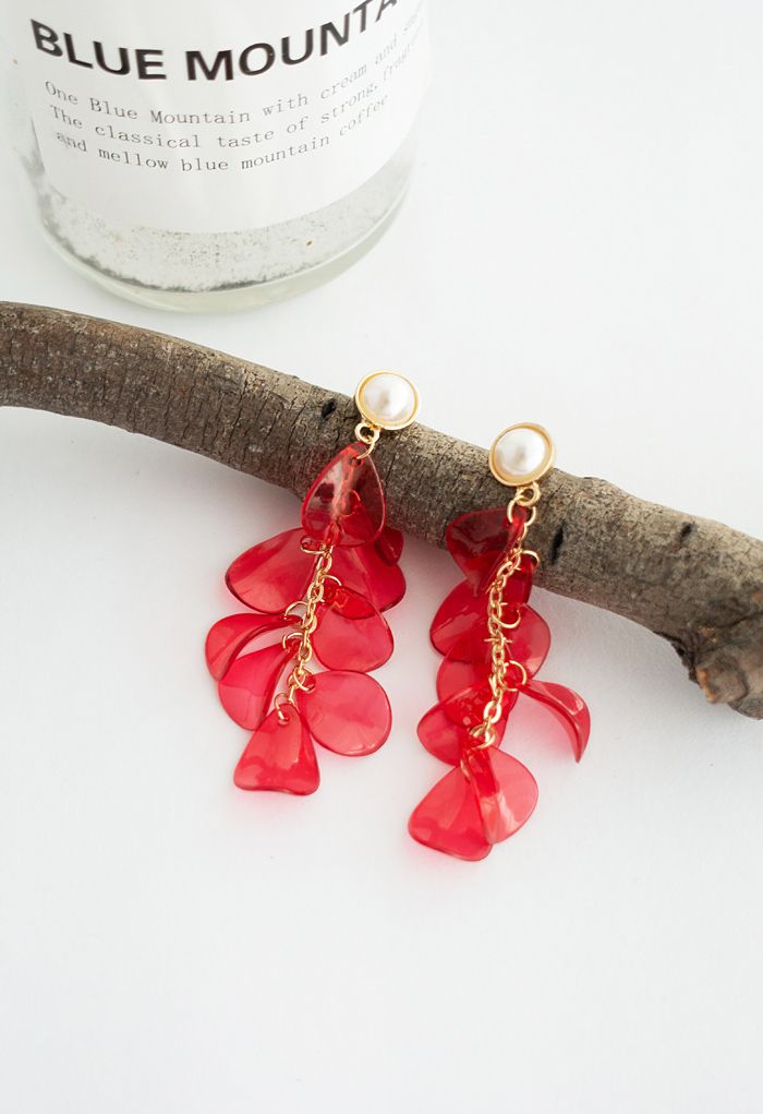 Aretes colgantes de perlas con pétalos de plástico en rojo
